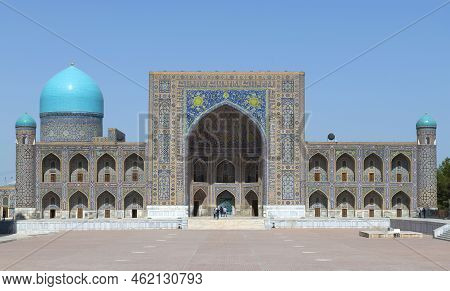 Samarkand, Uzbekistan - September 13, 2022: Ancient Tilla-kari Madrasah On A Sunny Day. Registan Squ
