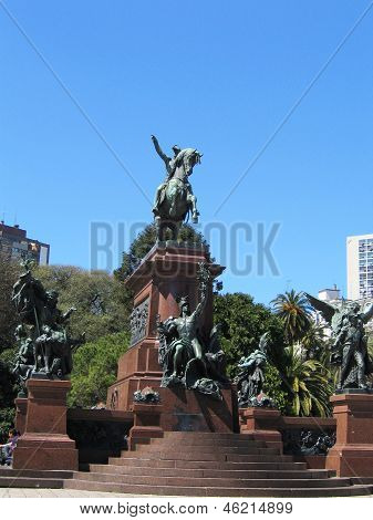 부에노스 아이레스에서 플라자 샌 마틴에서 일반 호세 데 산 마틴 기념물