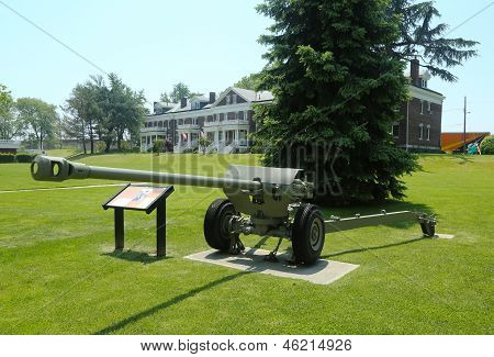 Anti-Tank Gun tentoongesteld in Fort Hamilton ons legerbasis In Brooklyn, Ny