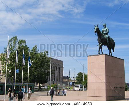 Den berømte Mannerheim statue foran Kiasma, Helsinkis museum for moderne kunst