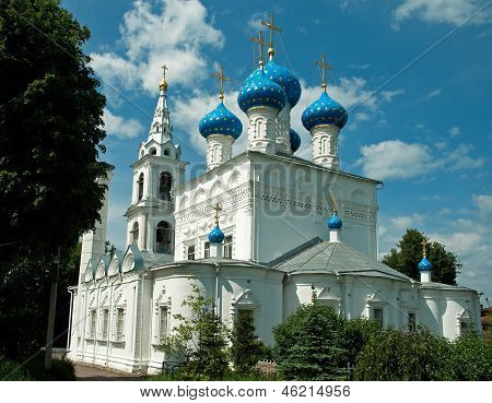 Kirke med en himmelblå kupler af Saint Nicholas, Pushkino, Moscow Region.