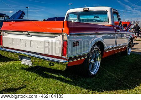Daytona Beach, Fl - November 28, 2020: Low Perspective Rear Corner View Of A 1971 Chevrolet Cheyenne