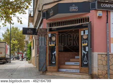 Felanitx, Spain; September 21 2022: Gold Buying And Selling Establishment Of The Company Compro Oro 