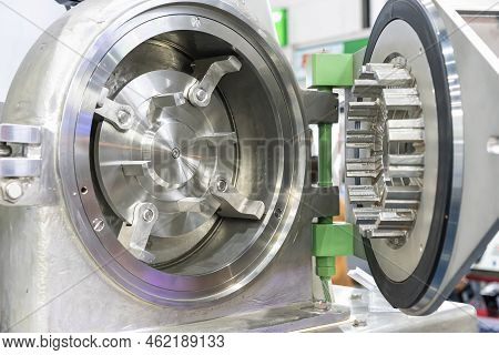 Detail Inside Chamber Of Stainless Steel Universal Crusher Fine Grinder Machine For Foodstuff Medici