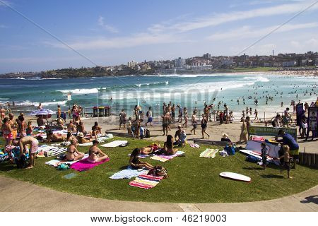 North Bondi Beach, Australien - Mar 16Th: Menschen Entspannung am Strand auf 16. März 2013. Bondi ist O
