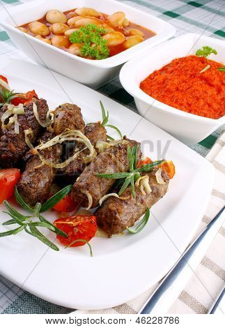 Grillet kød ruller med gigantiske hvide bønner og Sauce