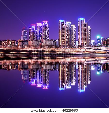 Luxe appartement immeubles de grande hauteur dans le quartier de Gangnam, Seoul, Corée du Sud avec des reflets.