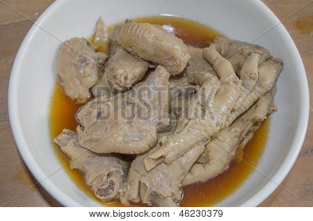 Piede di pollo in umido nel sugo