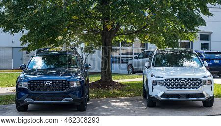 Monroeville, Pennsylvania, Usa September 25, 2022 Two Hyundai Cars For Sale At A Dealership On A Sun