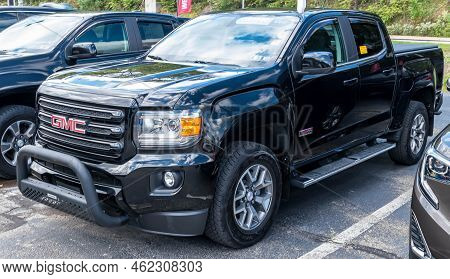 Monroeville, Pennsylvania, Usa September 25, 2022 A Full Size Gmc Truck For Sale At A Dealership On 