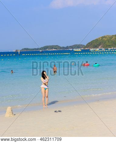 Pattaya ,january 13 : Tourists Are Swimming In The Sea Of Koh Larn Island Beach In Pattaya City On J