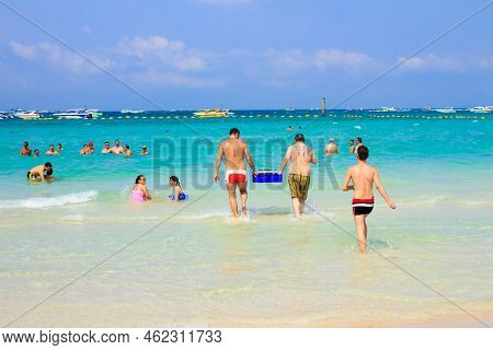 Pattaya ,january 21 : Tourists Are Swimming In The Sea Of Koh Larn Island Beach In Pattaya City On J