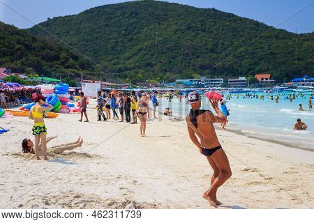 Pattaya ,january 21 : Tourists Are Swimming In The Sea Of Koh Larn Island Beach In Pattaya City On J