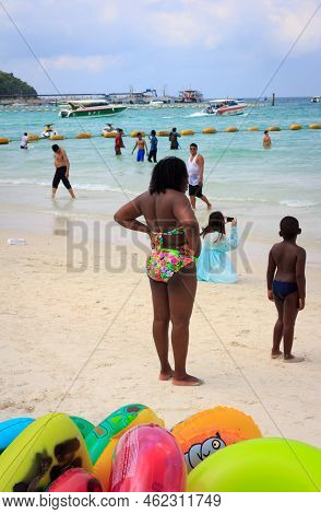 Pattaya ,january 21 : Tourists Are Swimming In The Sea Of Koh Larn Island Beach In Pattaya City On J