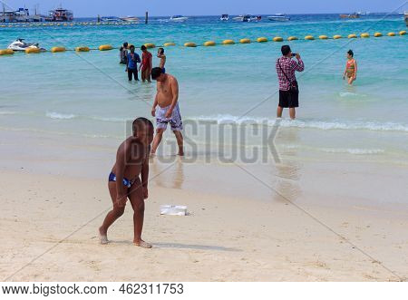 Pattaya ,january 21 : Tourists Are Swimming In The Sea Of Koh Larn Island Beach In Pattaya City On J