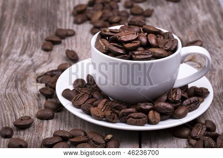 Beyaz fincan Espresso kahve çekirdekleri dolu