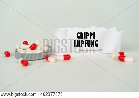 Medical Concept. On A Gray Background, Medical Capsules And A Paper Plate With The Inscription - Gri