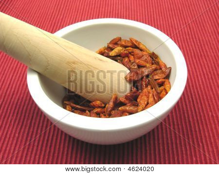 Pestling secchi rosso peperoncino In una ciotola della porcellana