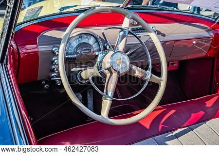 Daytona Beach, Fl - November 28, 2020: Interior Detail View Of A 1949 Oldsmobile Futuramic 98 Conver