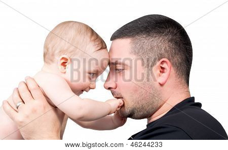 Junge Vater spielt mit seinem Baby