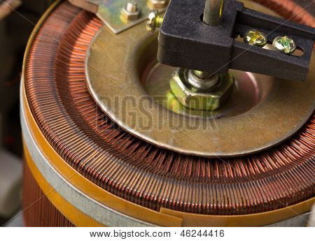 Close-up van koperen inductor in elektrische transformator