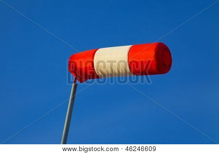 Tuulipussin vastaan selkeä sininen taivas