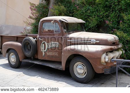 Bordeaux , Aquitaine  France - 25 09 2022 : Ford F-2 Truck Rusty Ancient Old Model Harley Davidson R