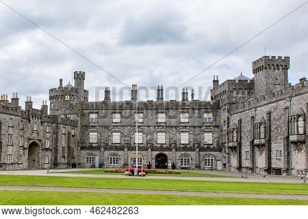 Kilkenny Castle, Ireland. Caislean Chill Chainnig. A Castle In Kilkenny, Ireland Built In 1195 To Co