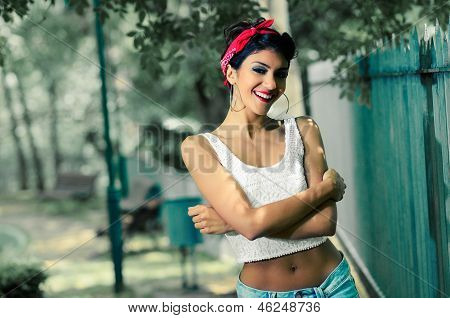 Ragazza pin-up. Stile americano, In un giardino