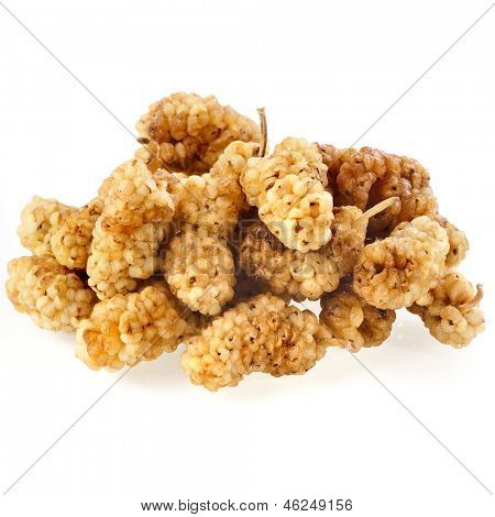 getrocknete Maulbeerpapier Beeren isoliert auf weißem Hintergrund