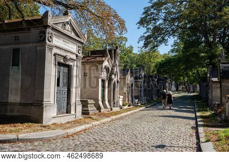 Paris, France - 31 Aout 2022: Tombstones At Pere-lachaise Cemetery