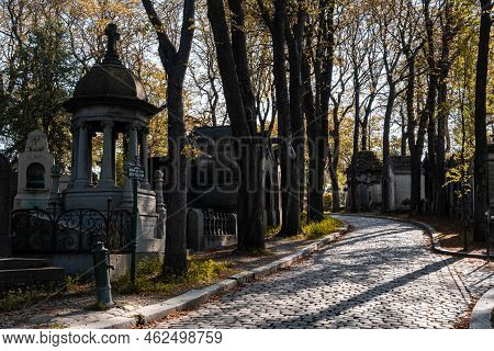 Paris, France - 31 Aout 2022: Tombstones At Pere-lachaise Cemetery