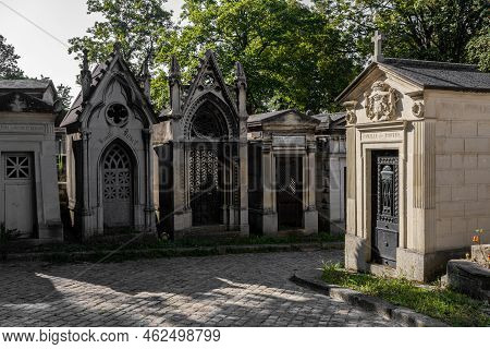 Paris, France - 31 Aout 2022: Tombstones At Pere-lachaise Cemetery