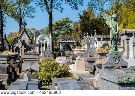 Paris, France - 31 Aout 2022: Tombstones At Pere-lachaise Cemetery