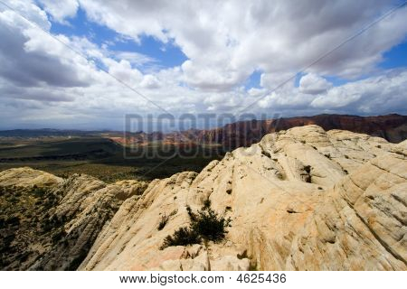 Guardando verso il basso le arenarie In Snow Canyon - Utah