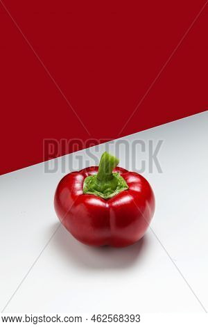 Gogoshar Or Gogoscharii - Wide Spherical Pepper On A Red And White Background. Selective Focus, Copy