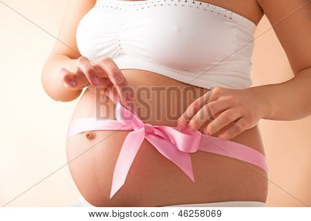 Retrato de una bella mujer embarazada