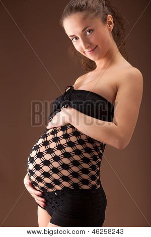 Retrato de una bella mujer embarazada