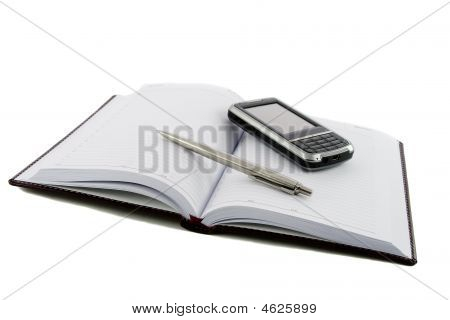 Bliska Noutbook, pióro i telefon komórkowy na nim na białym tle nad białym