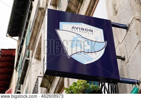 Bayonne , Aquitaine France - 09 10 2022 : Aviron Bayonnais Logo Text And Brand Sign Front Of Store F