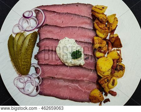 Roastbeef With Fried Potatoes And Remoulade Sauce