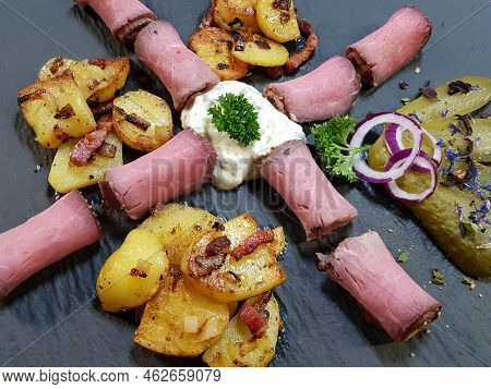 Roastbeef With Fried Potatoes And Remoulade Sauce