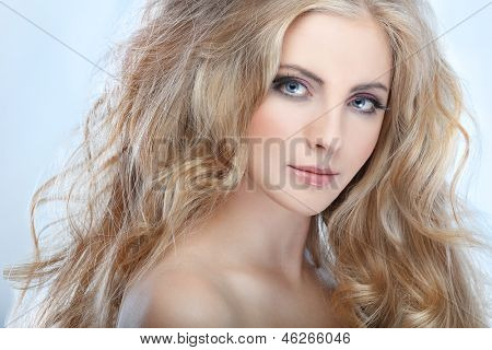 Closeup Portrait of sexy Weißkopfrind junge Frau mit schönen blauen Augen auf blauem Hintergrund