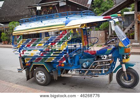 Bunte Motor-Dreirad