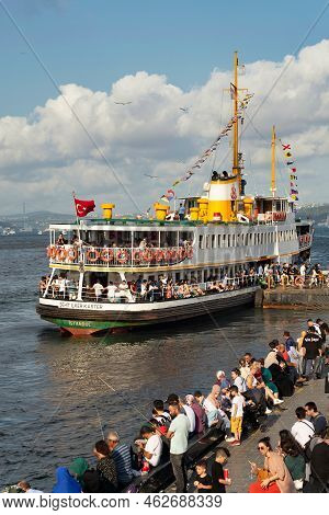 Istanbul, Turkey - August 30, 2022: Passengers Departing Crowded Sehir Hatlari Ferry Boat In Eminonu