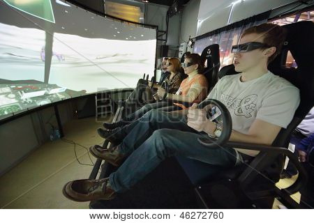 Moscou - 11 octobre : Les gens dans des lunettes 3D à l'action de promotion de l'attraction 3D à Expocentr, sur Octo