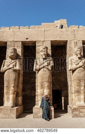 Luxor, Egypt - January 17, 2019: An Egyptian In National Dress Stands Against The Backdrop Of Ancien