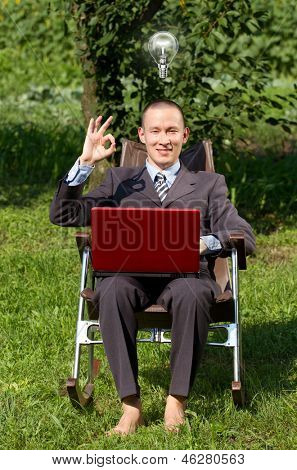 アイデアの概念。ビジネスの男性の屋外で、freelan として働いて？ 小胞体とアイデアを持っています。