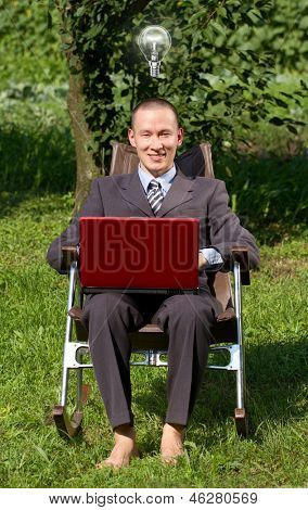 アイデアの概念。ビジネスの男性の屋外で、freelan として働いて？ 小胞体とアイデアを持っています。