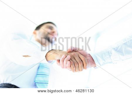 Nízký úhel shot potřást rukou